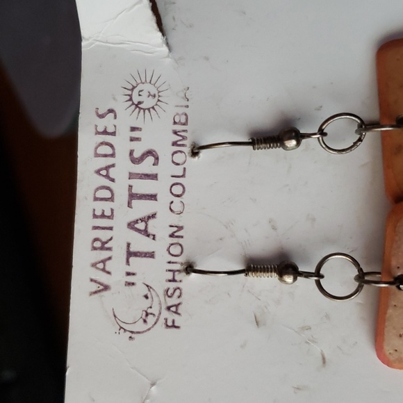 Pair of Beautiful Variedades fashion Columbia Wood Earrings - Picture 3 of 6